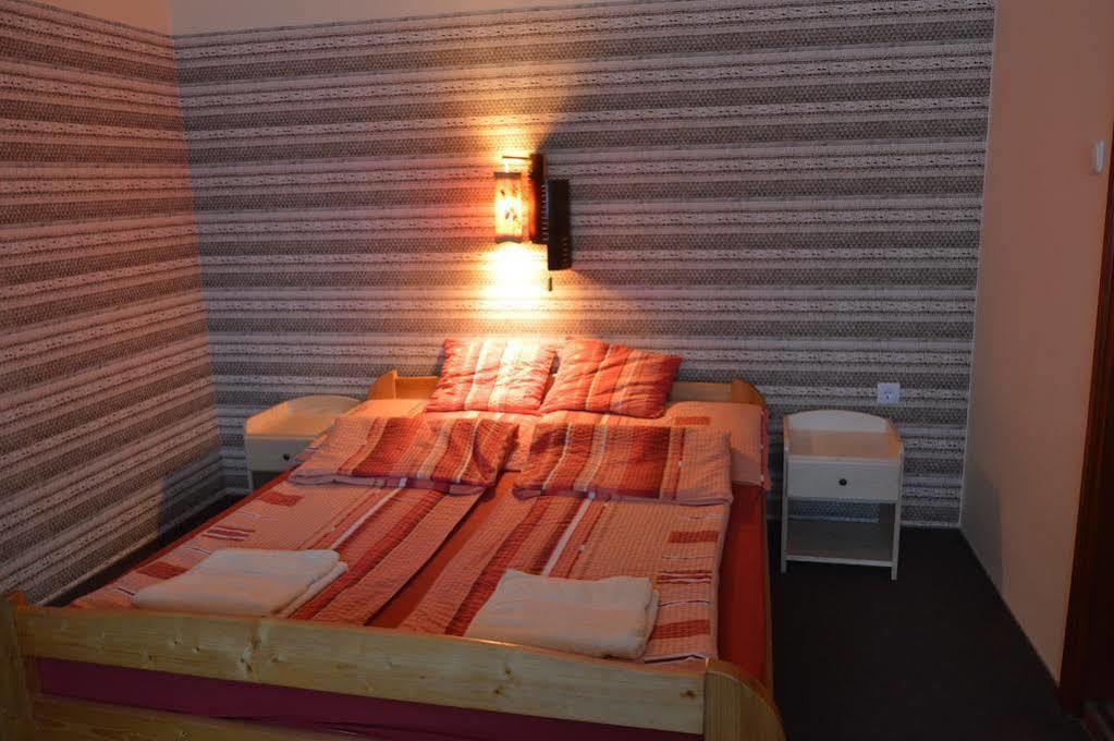 Flamingo Vendeghaz Bed & Breakfast Егер Екстериор снимка